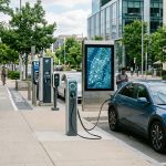 découvrez où recharger votre voiture électrique grâce à notre carte interactive et aux applications indispensables pour faciliter vos trajets.