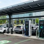 découvrez comment choisir le chargeur de véhicule électrique adapté à vos besoins, avec des conseils sur les types d'équipements, la puissance et l'installation.