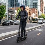 découvrez notre guide complet sur les scooters électriques : modèles, prix, et aides financières disponibles pour faciliter votre achat écologique.