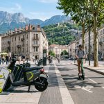 découvrez où louer une trottinette électrique à grenoble et les meilleurs endroits pour rouler en toute sécurité dans la ville.