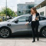 découvrez quelle solution de véhicule choisir pour vos commerciaux : flotte, voiture de fonction ou alternatives adaptées à leurs déplacements.